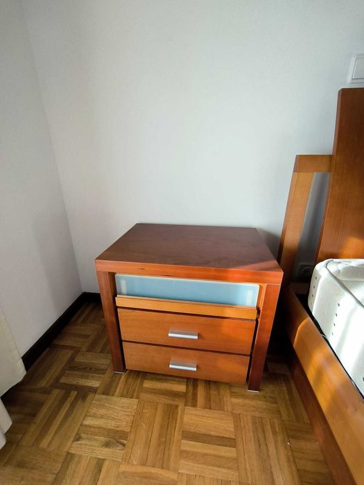 cama king size com mesinhas de cabeceiras e camiseiro