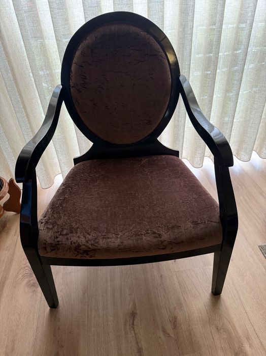 Vendo mesa de centro e cadeirões