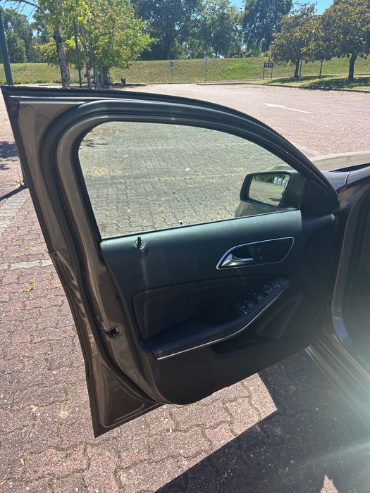 A venda Mercedes A200 com o pack amg line