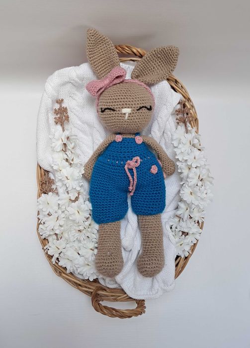 Króliczek w spodenkach - ręcznie robiona maskotka z włóczki