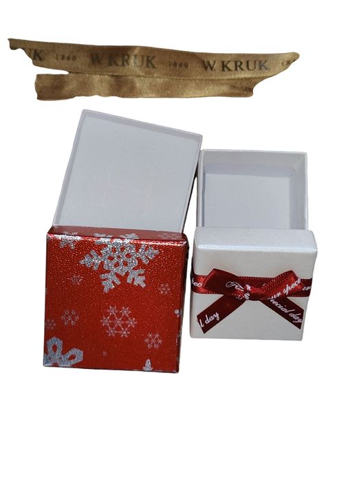 Markowe dwa pudełka prezentowe na biżuterię pierścionek pudełko