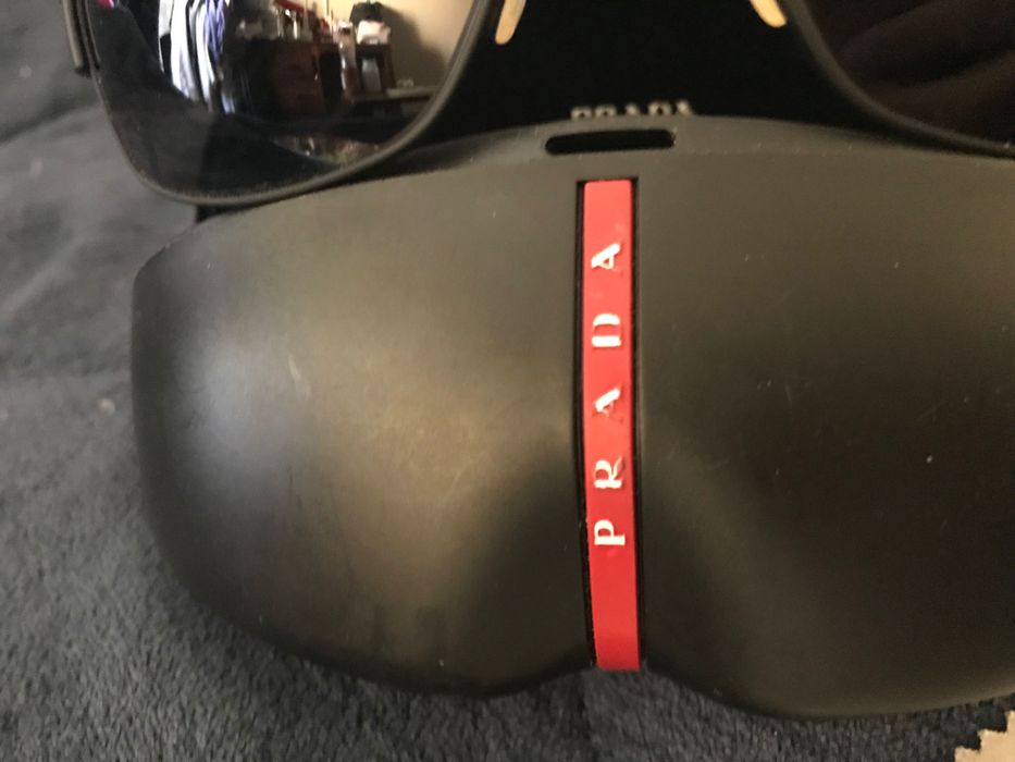 Vendo óculos de Sol Prada originais com muito pouco uso.