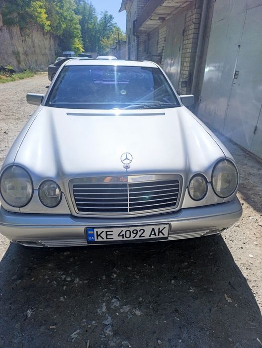 Мерседес w210 e 430 1999, m113, 4.3. Газ/бензин.