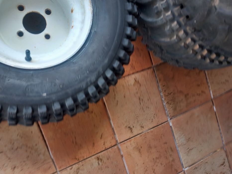 Vendo jantes com pneus moto-4 como novos