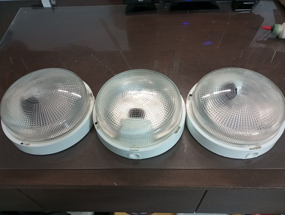 Quatro luminarias brancas