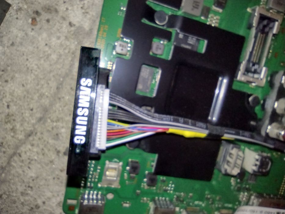 Komplet elektroniki do telewizora Samsung model na zdjęciu.