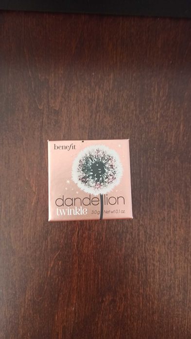 Rozświetlacz Benefit Dandelion Twinkle