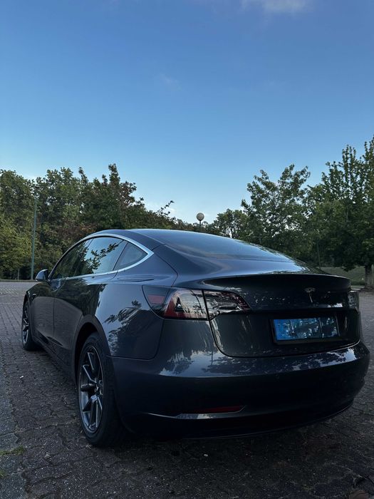 Tesla Model 3 — fotografia 2