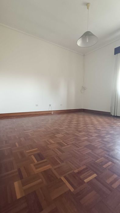3 quartos para alugar ( ideal para grupo de 3 amigos/as estudantes universitários na UA)