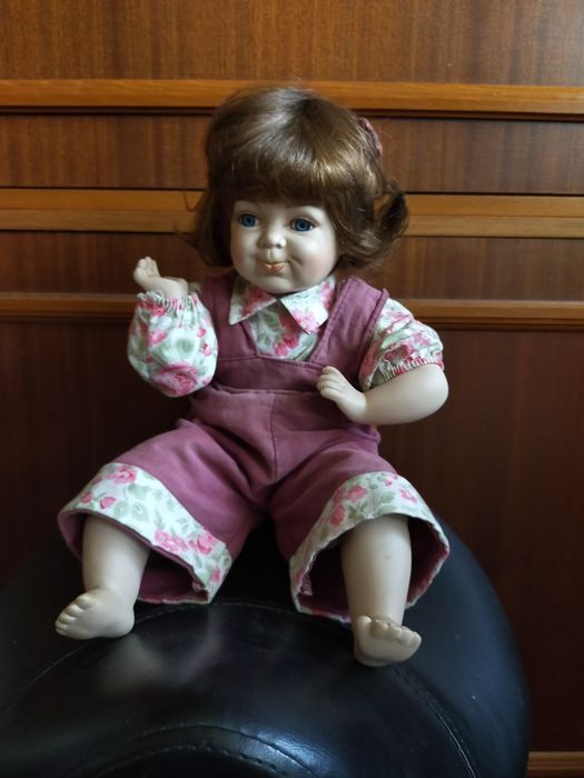 Lalka porcelanowa fioletowa