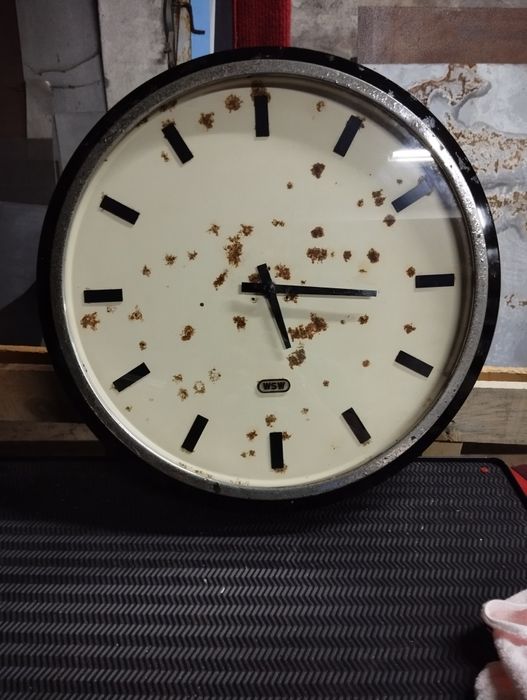 Relógio industrial antigo em esmalte