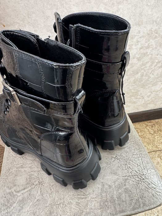 Ботінки жіночі лакові