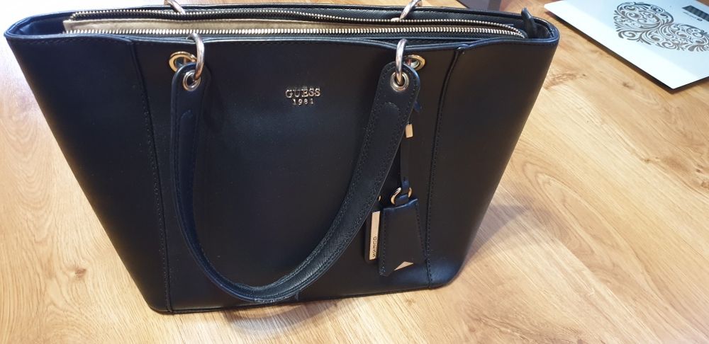 Czarna torebka guess