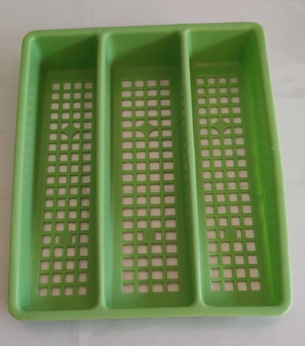 Organizador de talheres verde dividido em 3 compartimentos