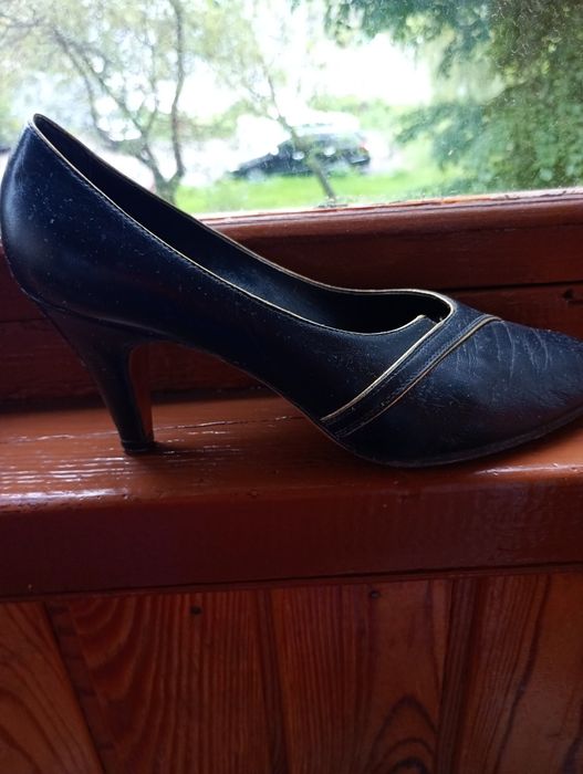 Отдам даром женские туфли на узкую ножку