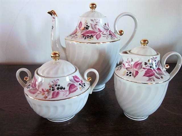 Xícaras de café, pratos etc. porcelana