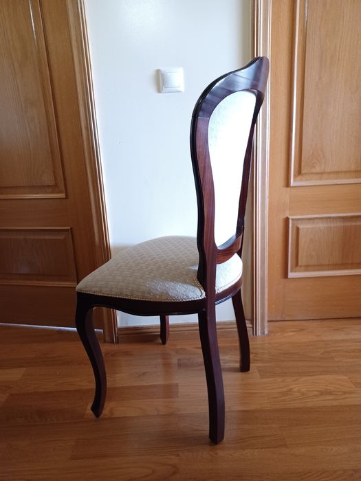 Cadeira nova, estofada a tecido creme claro