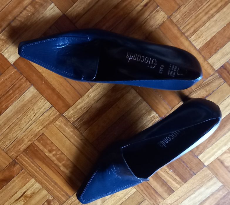 Sapatos em azul escuro.