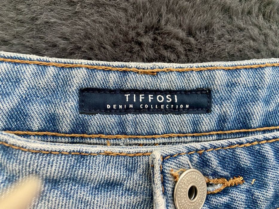 Calcao de ganga com rasgoes muito atuais