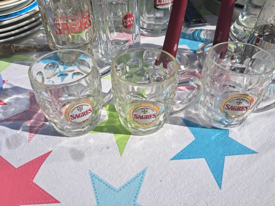 Varias canecas de cerveja