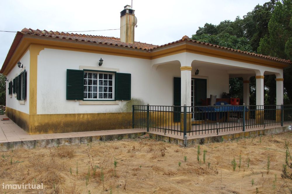 Moradia isolada com garagem e jardim em Azeitão