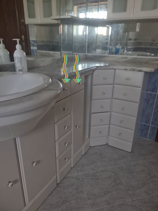 Móvel e espelhos para wc