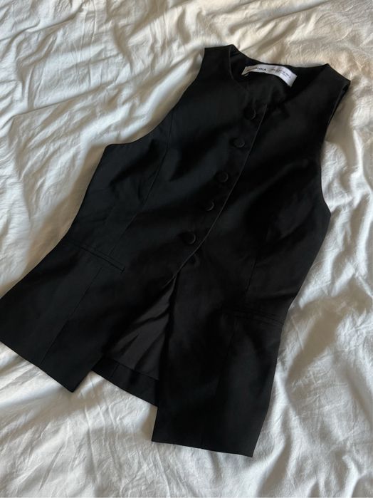 чорний жилет bershka