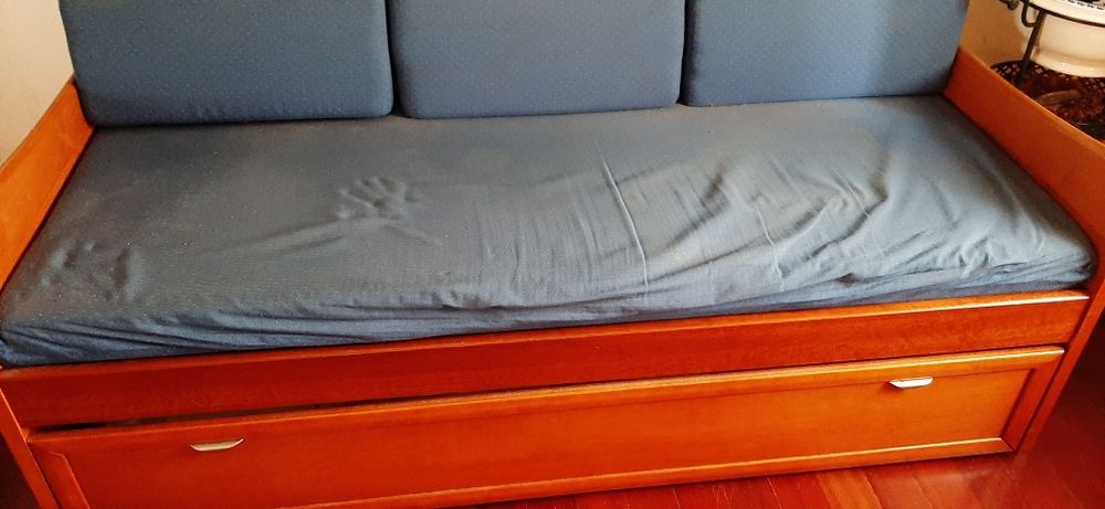 Sofá cama em madeira