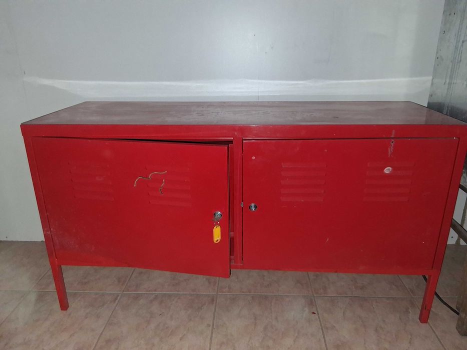 Armário vermelho de ferro