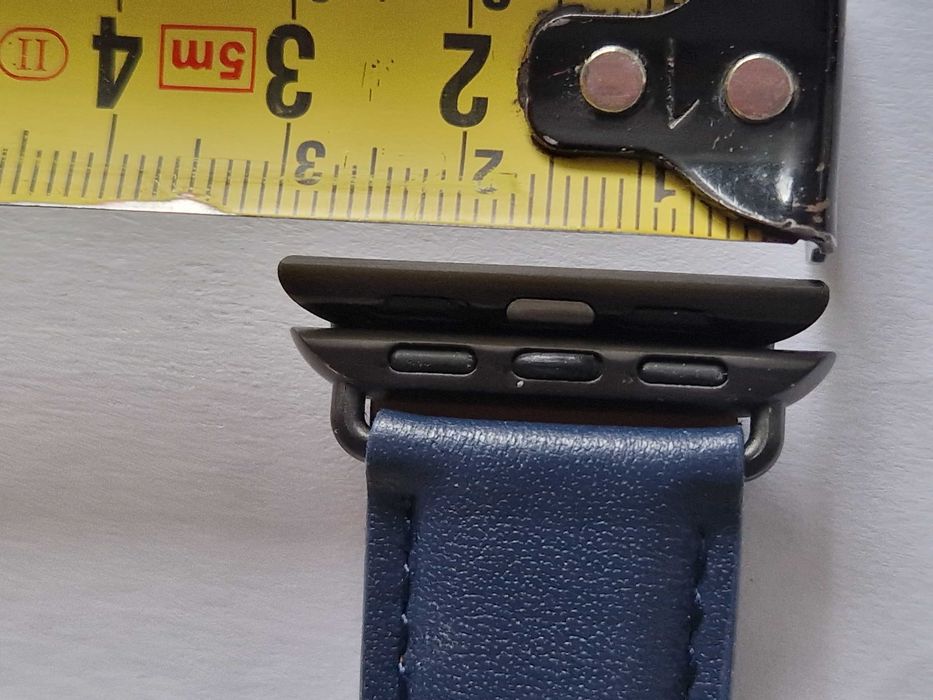 Granatowy skórzany pasek do smartwatch.