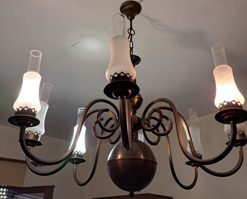 Candeeiro tecto em castanho.