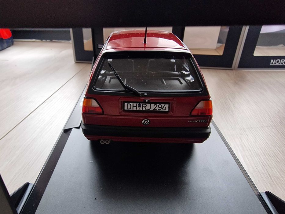 Model VOLKSWAGEN Golf GTI 1990r RED metalic 1:18