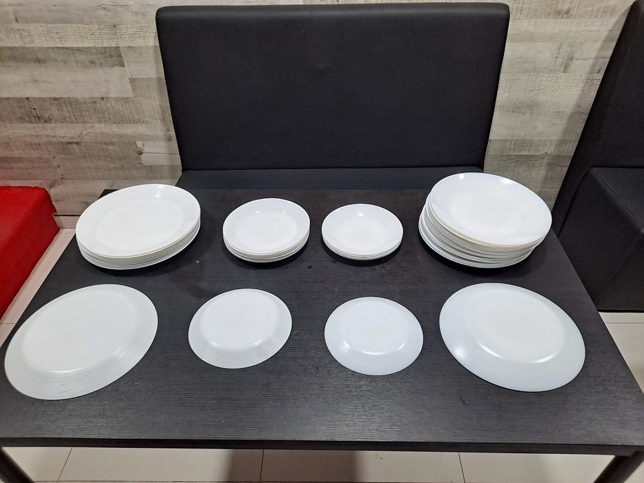 Conjunto de Pratos Brancos