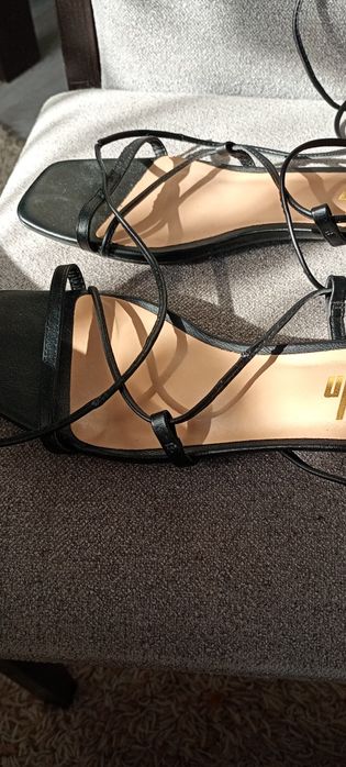 Ładne buty czarne sandałki na sznurki zawiązywane na łydce