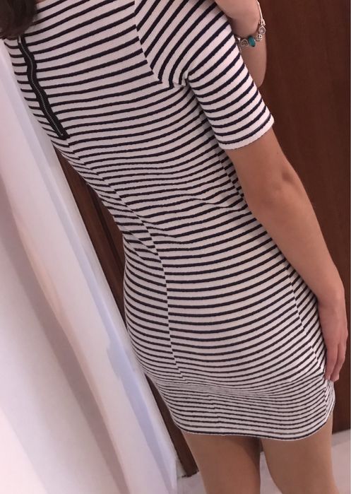 Vestido riscas brancas e azuis escuras