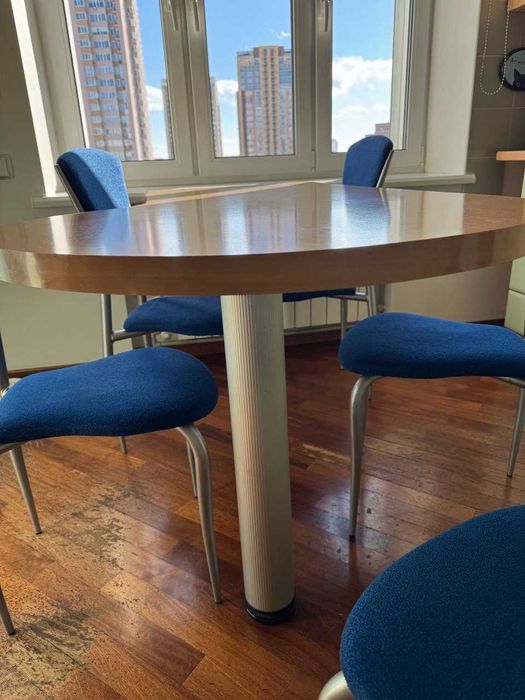 Кухонний стіл з одною ніжкою