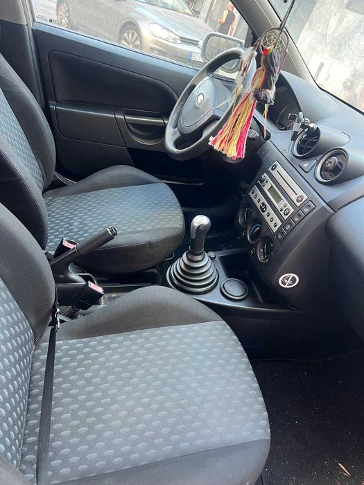 Ford Fiesta 2002 Gasolina — photo 4