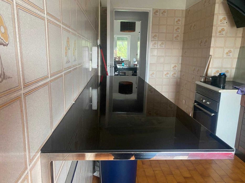 Bancada de parede em vidro e inox