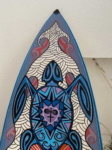 Prancha surf LUFI pintada à mão; Hand painted LUFI surfboard