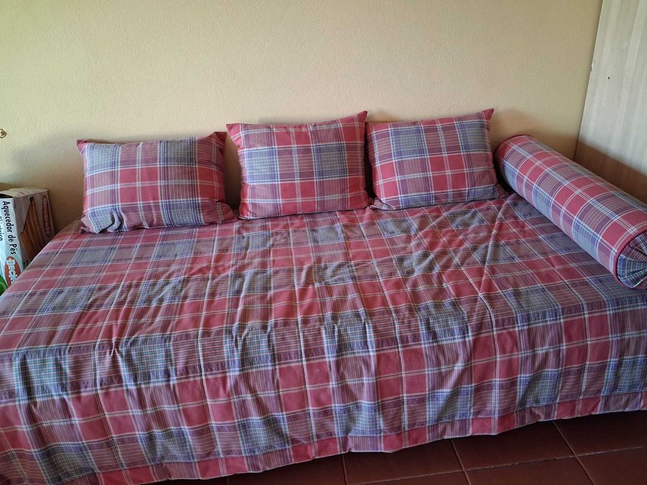 Sofá cama (180cmX80cm) com colechão ortopédico, almofadas e edredão