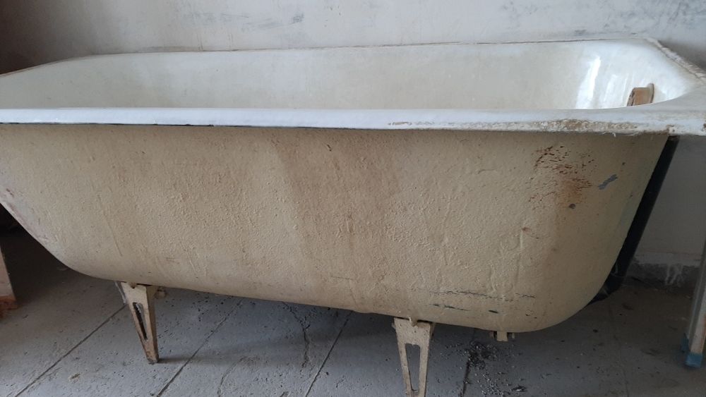 Ванна чугунная с ножками