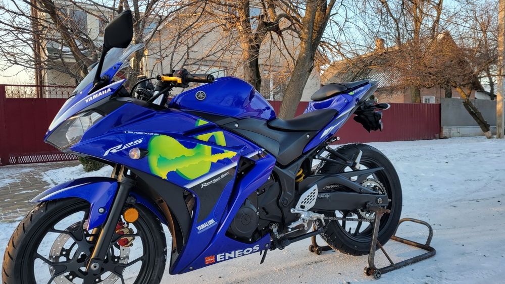 Yamaha R25. Sport Bike
