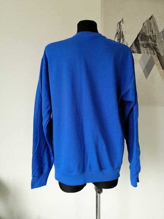 Czysta, gładka bluza bez nadruku Fruit of the loom model Raglan lub Set-in. Kolor niebieski. Nowa.