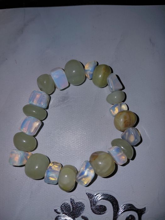 Лунный камень - пренит и кораллы