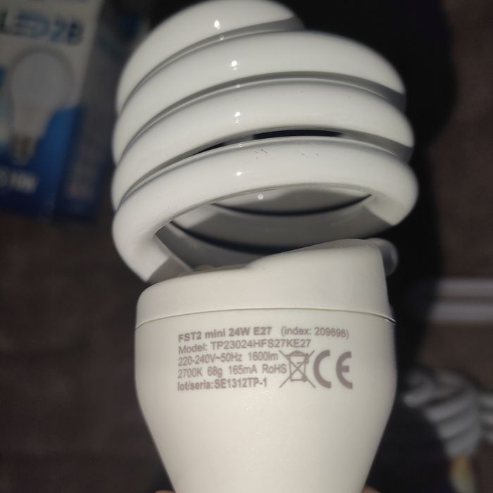 7 świetlówek, żarówek Polux i Philips. Cena za zestaw.