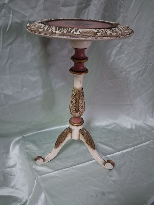 Mesa de apoio  pintada linda