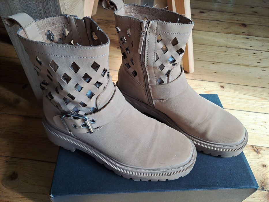 Beżowe, ażurowe botki Quazi 39