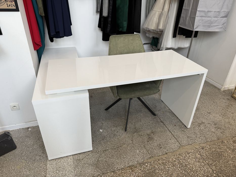 Białe biurko narożne
