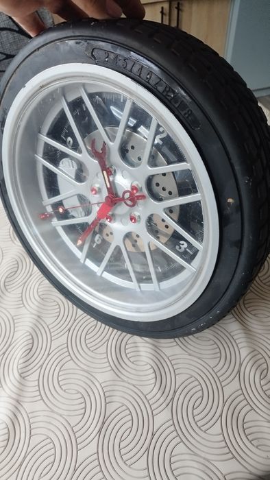 Zegar ścienny w kształcie opony.