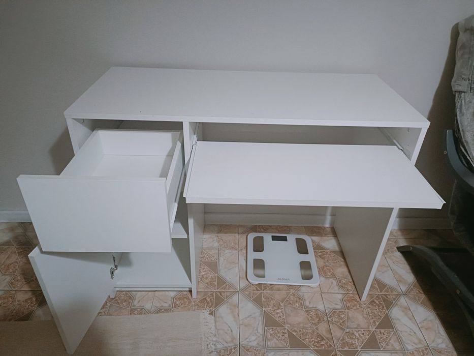 Białe biurko Ikea